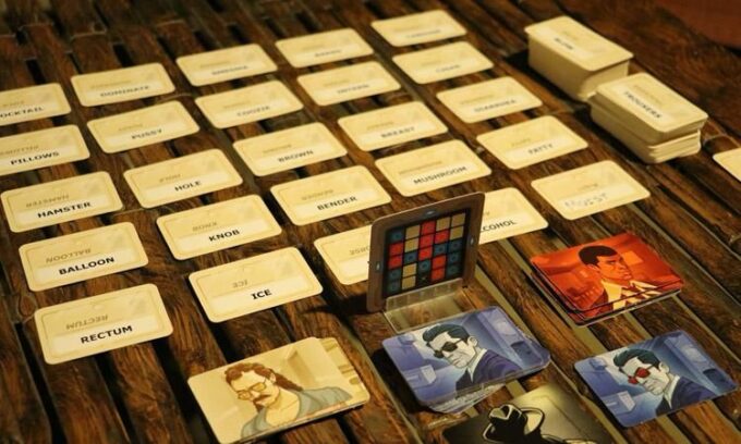 Настольная игра Codenames Хит. Свой среди чужих, чужой среди своих